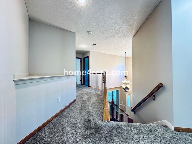 Building Photo - Beautiful, Spacious Home w/ Open Floor Pla...