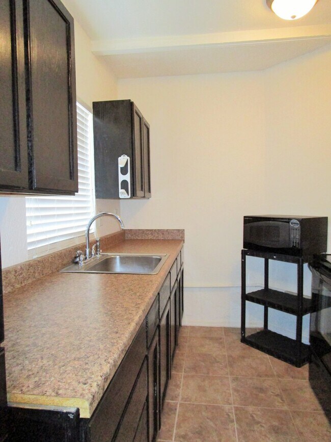 Building Photo - Cute One Bedroom House