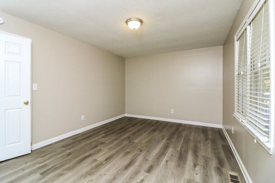 Building Photo - 222 Cove Rd