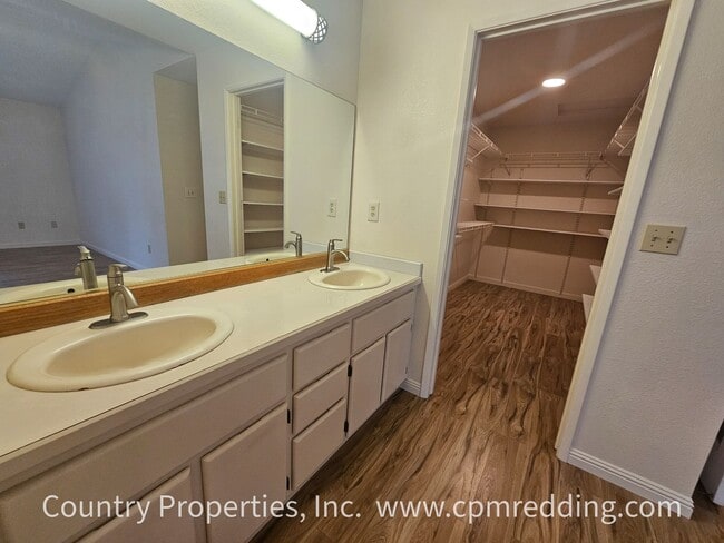 Building Photo - Spacious Home in Saratoga Estates with Lan...