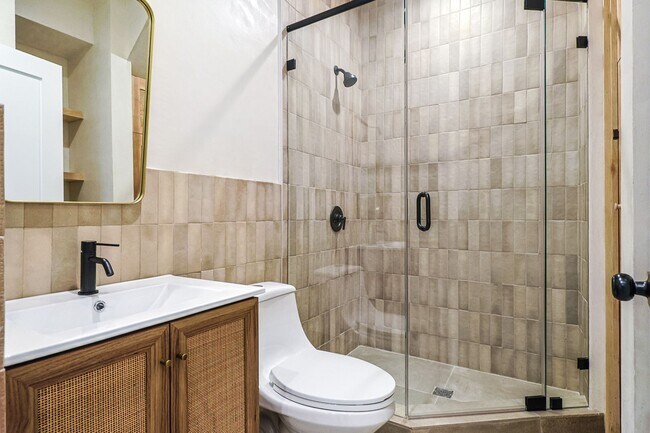 Building Photo - Beautiful 4 Bed House!