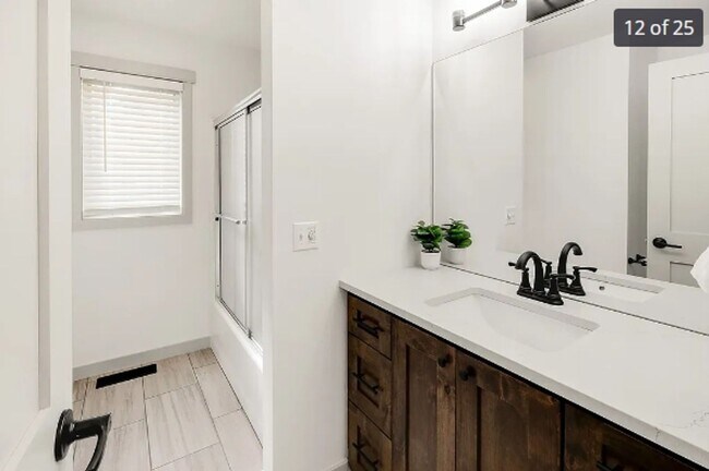 Building Photo - Newly Remodel 3 bed house - Rent $3k per m...