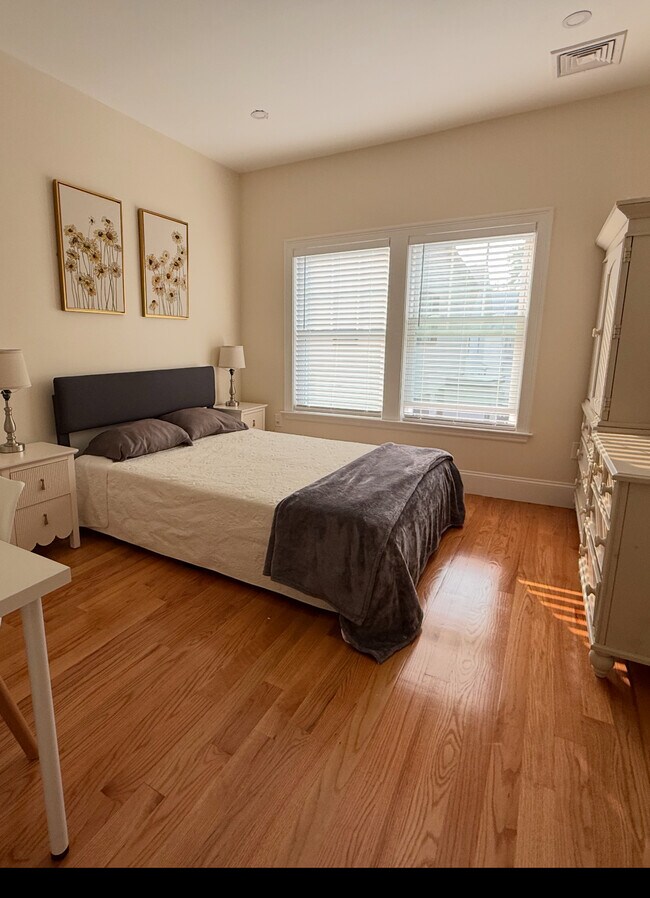 Building Photo - 80 Sharon St