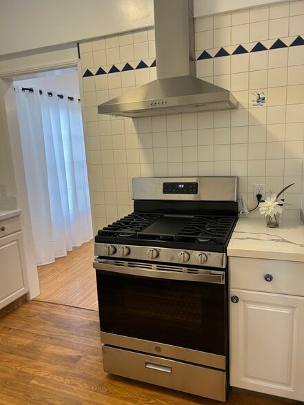 Building Photo - 850 S Kenmore Ave