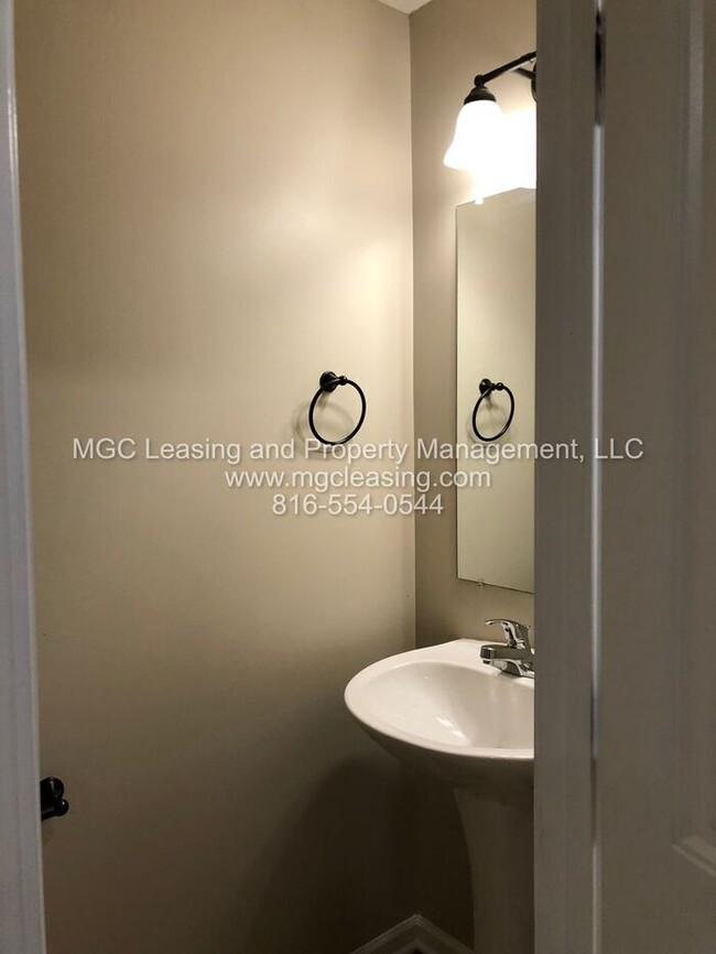 Building Photo - Enjoy Townhome Living w/ Unfinished Baseme...