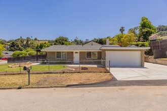 Building Photo - Oak View Abode