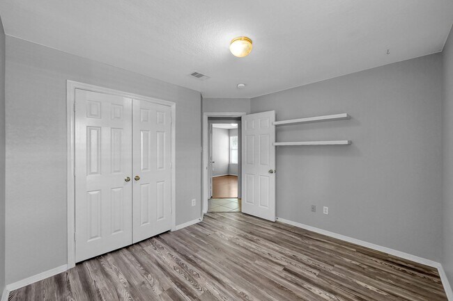 Building Photo - Cozy and quiet 4 bed 2 bath