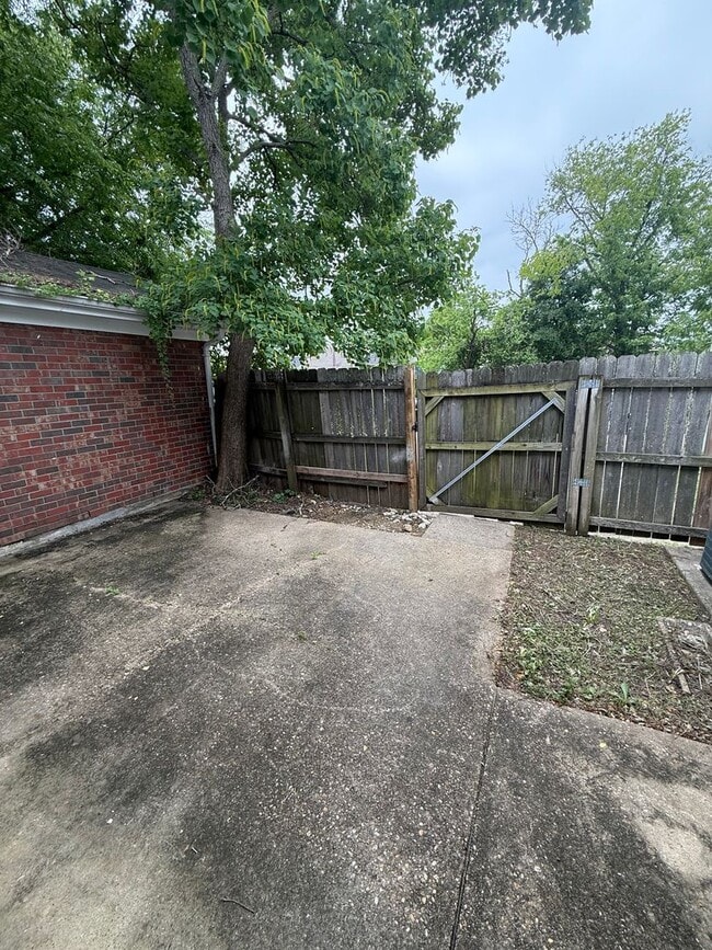 Building Photo - ** 3 Bed 2.5 Bath located close to Shakespear park ** Call 334-366-9198 to schedule a self-showin...