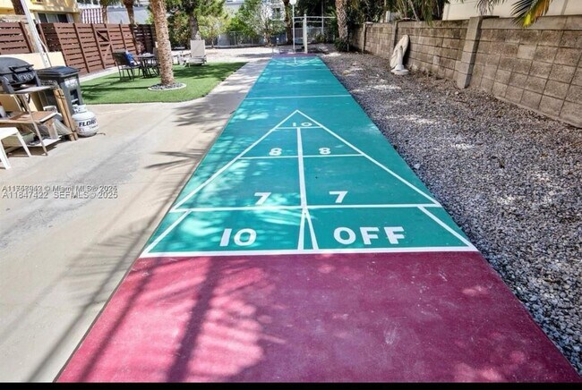 Building Photo - 2400 NE 9th St