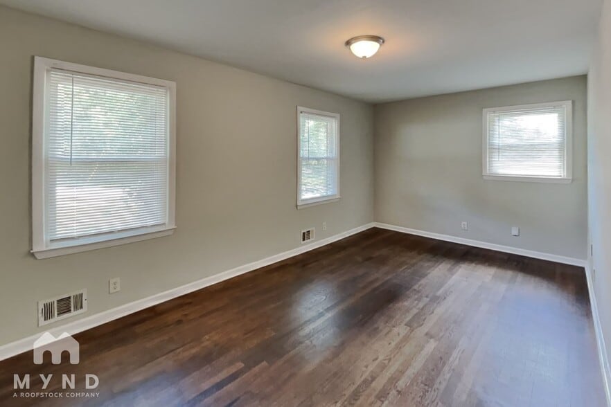 Building Photo - 2715 Carriage Ln