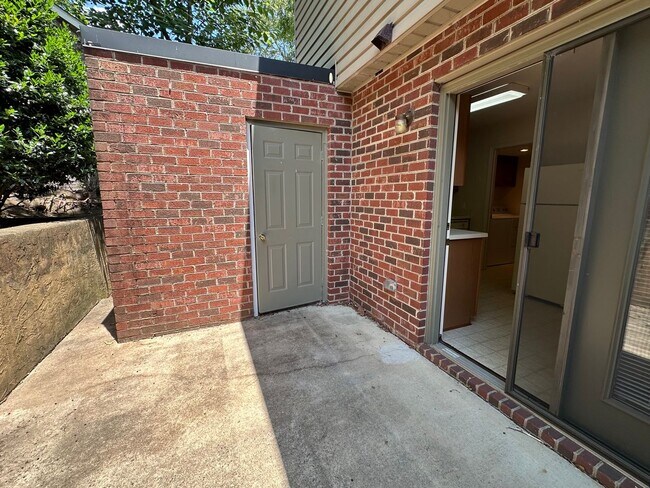 Building Photo - 2 Bed, 1.5 Bath Townhome in Prime Location...