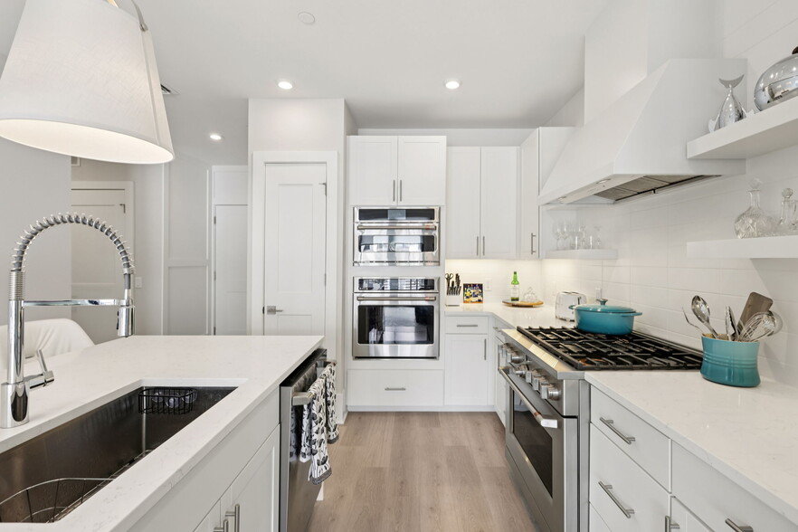 Building Photo - 215 2nd Ave