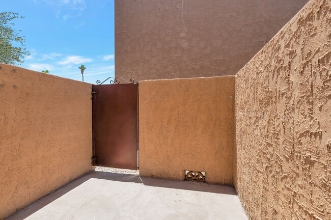 Building Photo - 2-bedroom, 2-bathroom in Prime location!