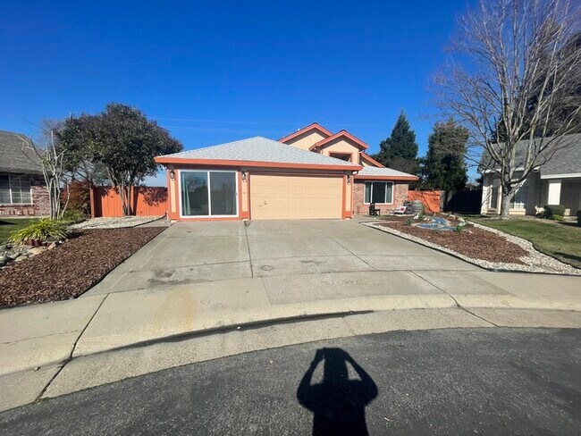 Building Photo - Stunning newly remodeled 3 bedroom 2 bathroom home!