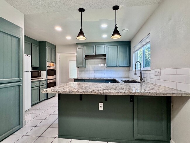 Building Photo - NOW AVAILABLE - 4 BED, 3 BATH, 2 CAR GARAG...