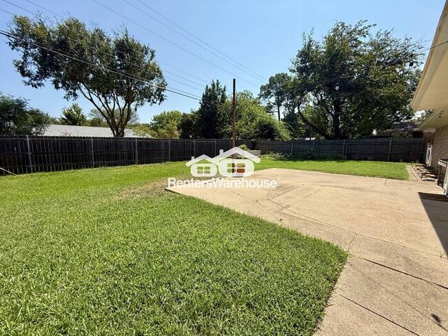 Building Photo - Spacious Corner-Lot Home with Cozy Charm a...