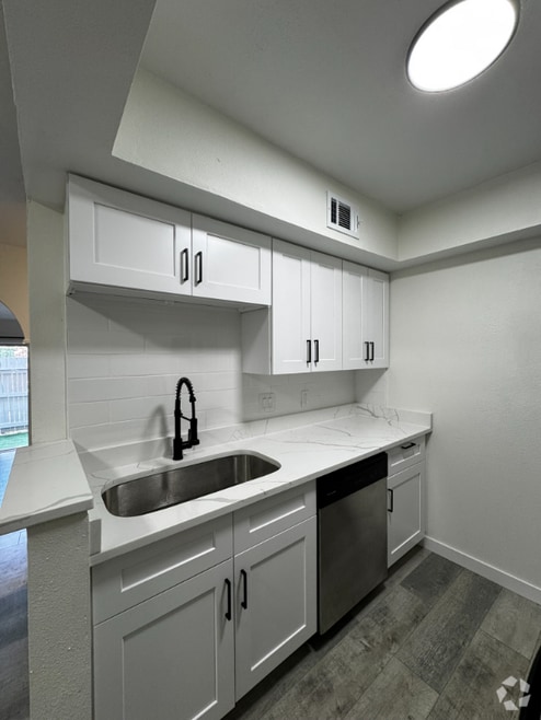 Building Photo - 170 De Chantle Rd