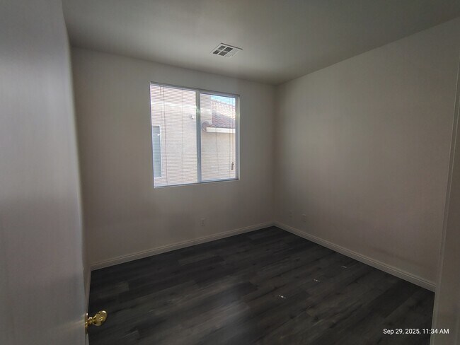 Building Photo - 5526 Cresent Valley St