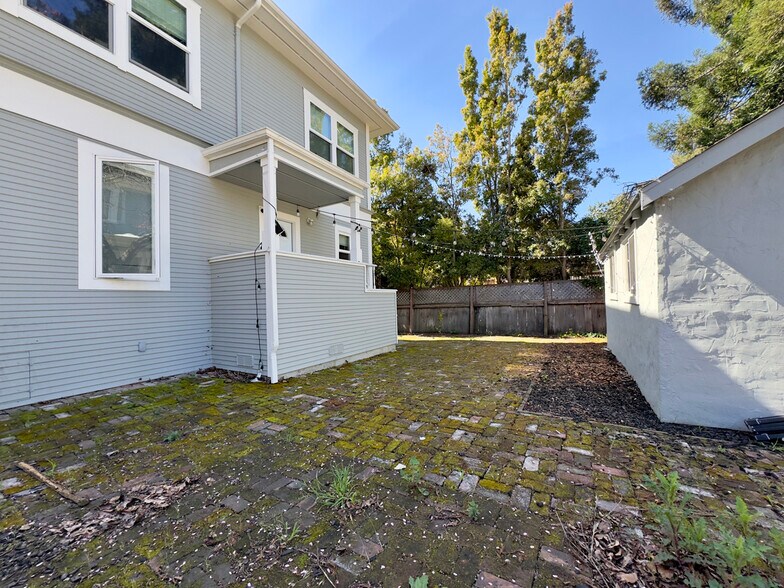 Building Photo - 2211 Haste St