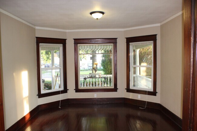 Building Photo - Large House Available for Move-In August 1st!