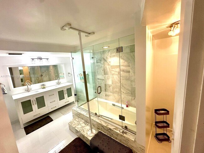 Building Photo - 6423 Collins Ave
