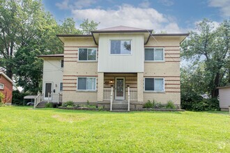 Building Photo - Extra Spacious Top Unit Duplex