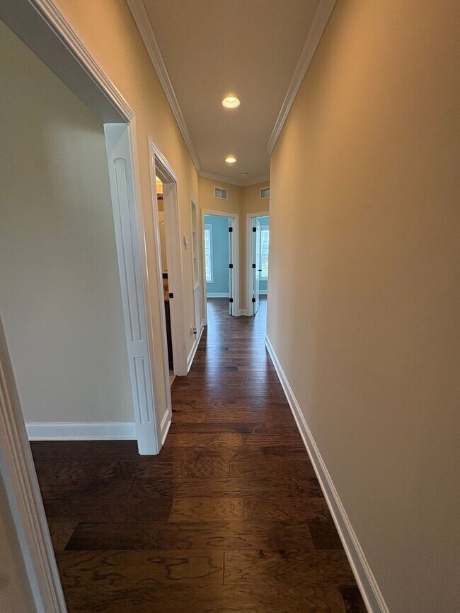 Building Photo - 3020 Equestrian Ct