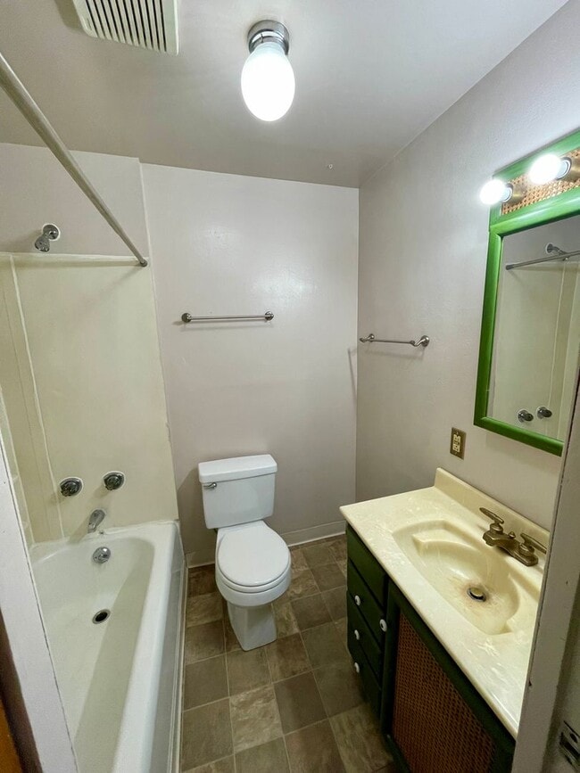Building Photo - 3 Bedroom 2 Bathroom Home in Fantastic Location