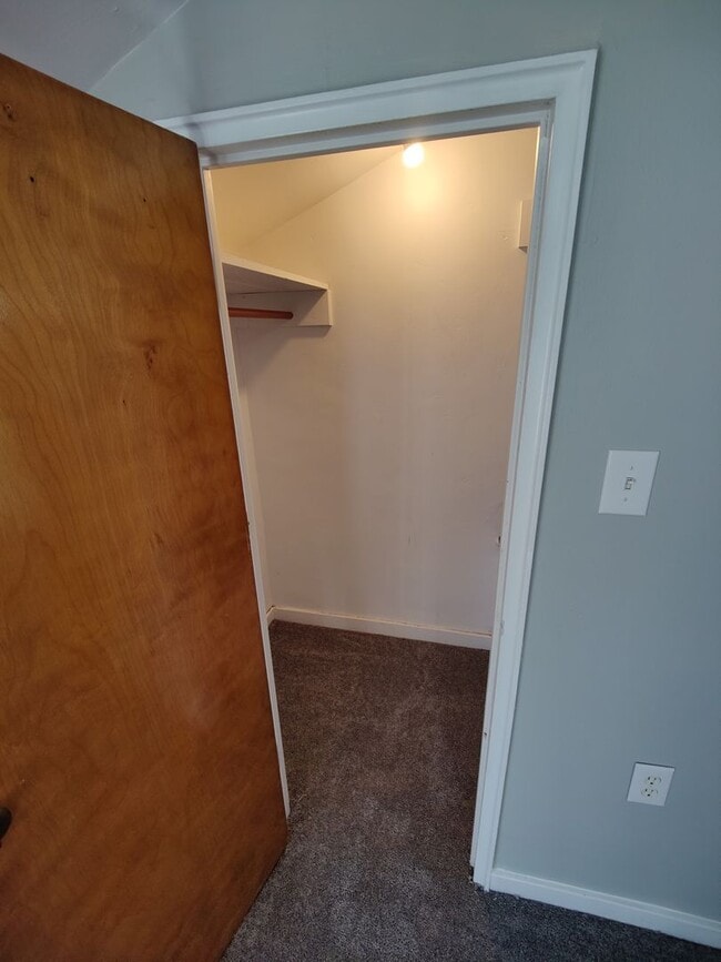 Building Photo - *Recently Updated 2BD/1BA Duplex Available in Carrick*