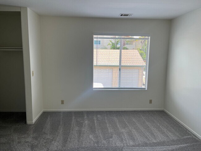 Building Photo - 1047 Golden Rd