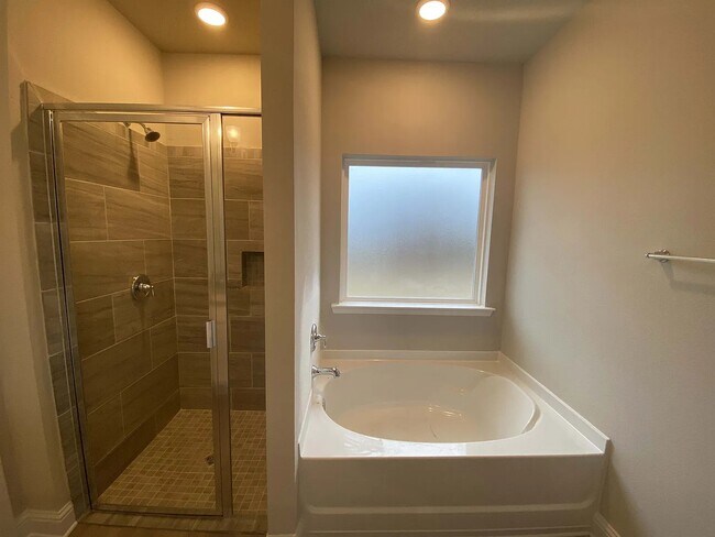 Building Photo - 1348 Rosefield Dr W