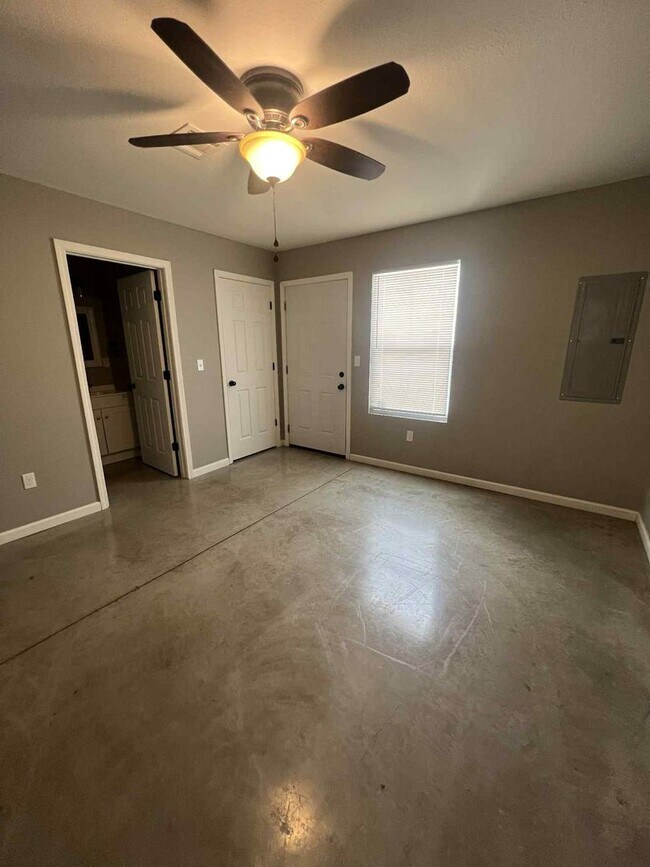 Building Photo - 206-208 N Wall Duplex