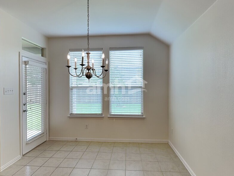 Building Photo - 313 Hawthorn Dr
