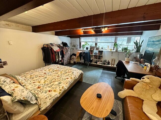 Building Photo - 77 Joy St