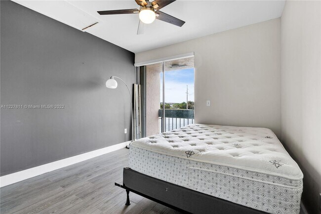 Building Photo - 9179 Fontainebleau Blvd