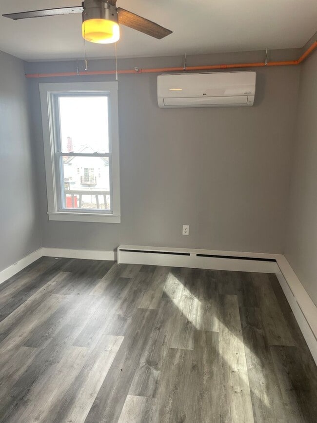 Building Photo - 1 Bedroom Available - Updated and Great Location!