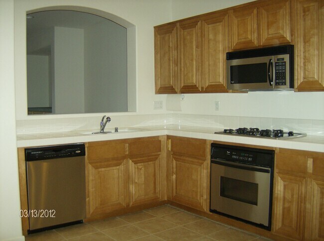 Building Photo - Spacious Three Bedroom Townhouse with Atta...