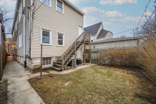 Building Photo - 2137 N Maplewood Ave
