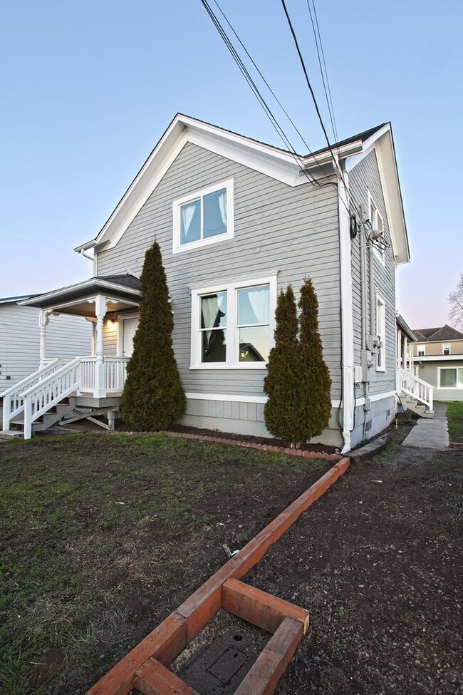 Building Photo - Darling 2 Bedroom Convenient Stanwood Home Move in Ready!
