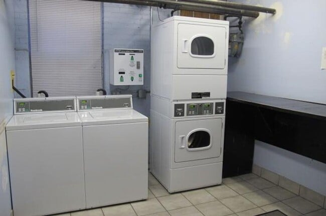 Building Photo - Beautiful spacious penthouse unit with great location in Allston available NOW!!