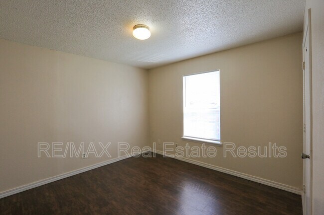 Building Photo - 1820 W Twin Springs St