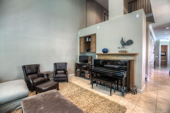 Building Photo - 1043 Memorial Village Dr