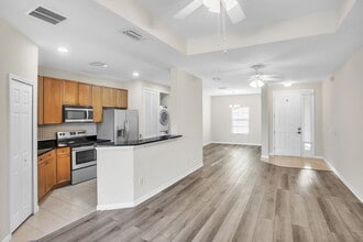 Building Photo - Welcome to this 2 bedroom, 2 bathroom condo in the wonderful community of Palencia.