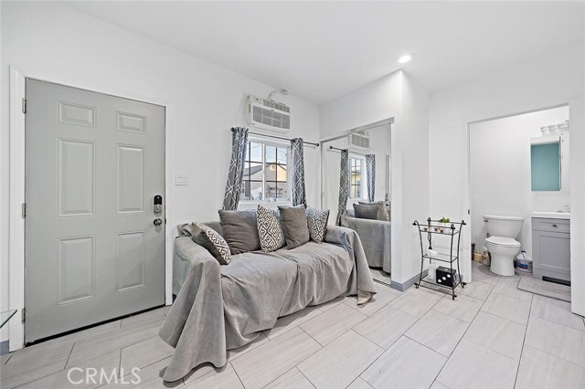 Primary Photo - 2406 W 76th St