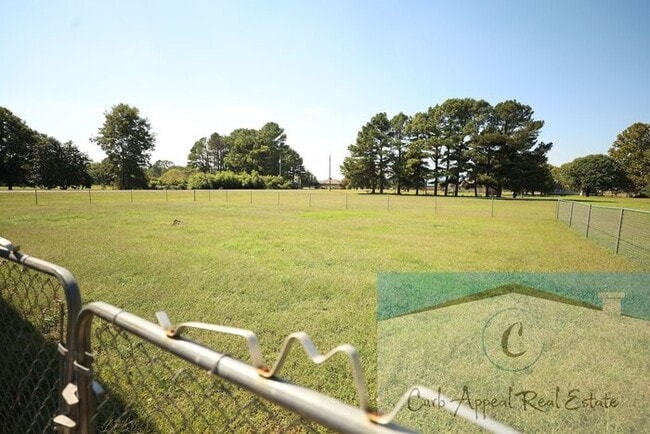 Building Photo - Move in special $800!! 3 bed, 2 bath home with a huge, fenced yard near Valley View school!!