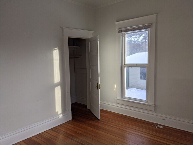 Building Photo - AVAILABLE NOW!  4-bedroom, 2-bath house across from Kinnick!