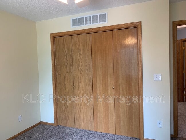 Building Photo - 402 SE Orchid St