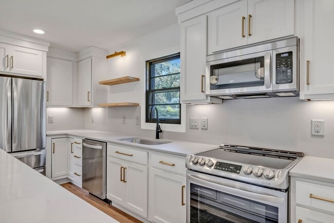 Building Photo - Beautifully furnished short-term rental in...