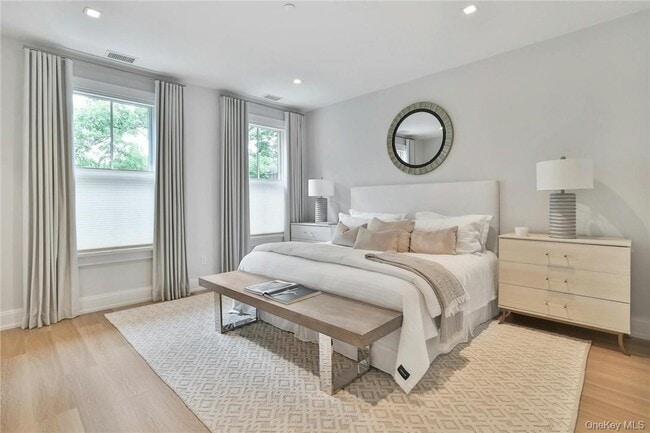 Building Photo - 162 Bedford Rd