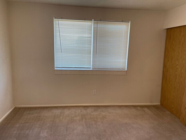 Building Photo - 2 Bedroom, 1.5 Bathroom Twin Home in West ...